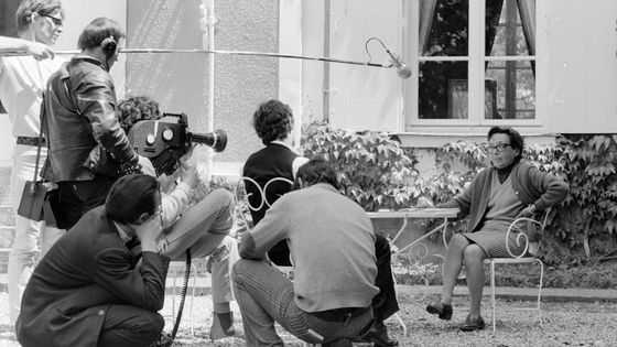 Marguerite Duras pendant le tournage de l'émission "Banc d'essai : Marguerite Duras ©AFP - MICHEL LIORET / INA