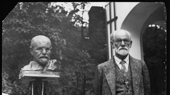 Sigmund Freud, neurologue autrichien, et fondateur de la psychanalyse se tient à côté d'une sculpture de lui-même en 1930. ©Getty - Collection Hulton-Deutsch / CORBIS