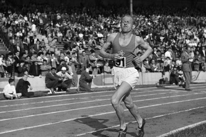 L'athlète tchèque Emil Zatopek lors d'une course de 5000 mètres. L'athlète tchèque Emil Zatopek lors d'une course de 5000 mètres.