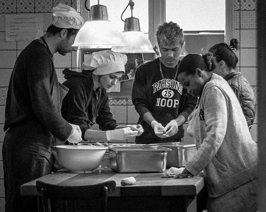 Préparation des repas au théâtre du soleil à la cartoucherie de Vincennes