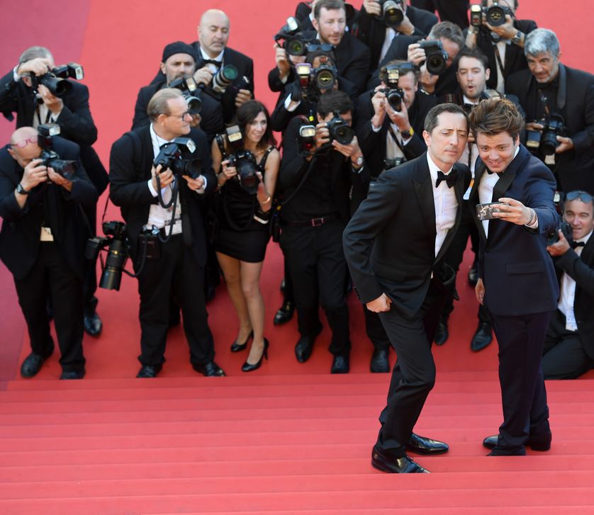 Les humouristes français Gad Elmaleh et Kev Adams prennent un selfie au festival de Cannes en mai 2016