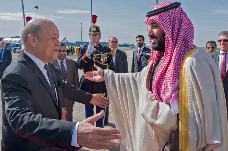 Le Prince héritier d'Arabie saoudite Mohammed ben Salmane accueilli par le ministre de la Défense Jean-Yves Le Drian, le 8 avril 2018.