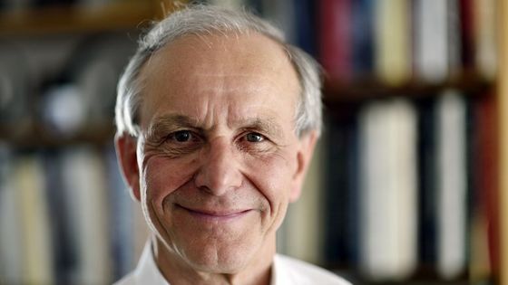 L'écrivain et scientifique Axel Kahn est photographié chez lui le 14 avril 2015 à Paris. ©AFP - ERIC FEFERBERG