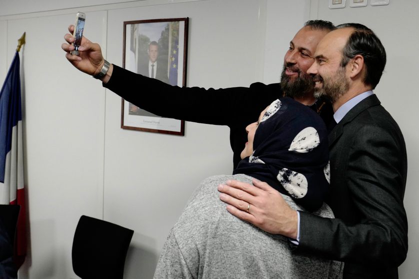 Le Premier ministre, Edouard Philippe, pose pour un "selfie" avec des réfugiés qui ont signé le Contrat d'intégration républicaine, lors d'une visite à l'OFII, 19 février 2018.