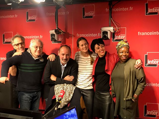 Vous Les Femmes, de gauche à droite : Hervé Pauchon, Albert Algoud, Daniel Morin, Eloïse Lang, Roxane Butterfly, Yvette Baco