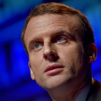 Emmanuel Macron, prononce un discours à l'issue de la réunion de l'Union des entreprises en Ille-et-Vilaine, le 8 décembre 2016 à Pace, dans l'ouest de la France.