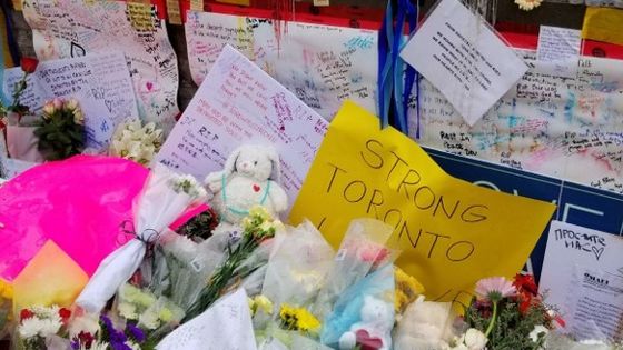 Mémorial aux victimes de la voiture bélier qui a fait 10 morts à Toronto au Canada ©Getty - Laura Ramzy/Crowndspark