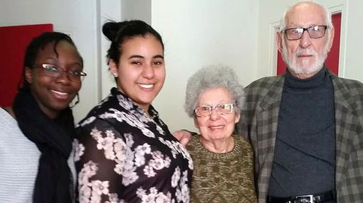 Léa et Imène, collégiennes de Saint-Denis, ont parlé d’amour avec Suzanne et Alexandre, en couple depuis 63 ans ©Radio France - Emmanuelle Daviet