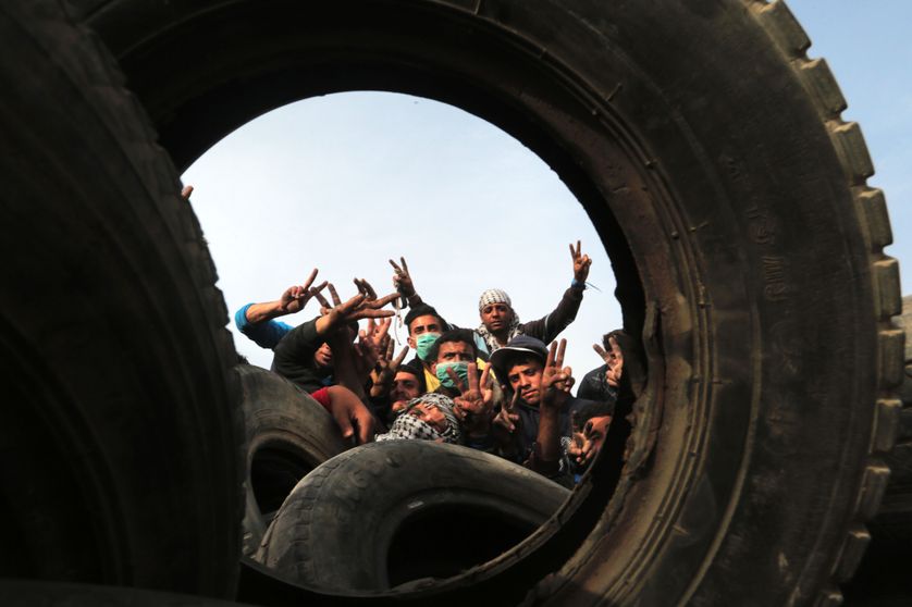 Des manifestants palestiniens ont collecté des pneus dans la bande de Gaza pour les brûler devant la frontière israélienne, jeudi 5 avril