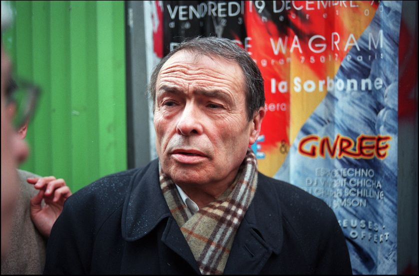 Le sociologue Pierre Bourdieu participe au mouvement des chômeurs de 1998 à Paris