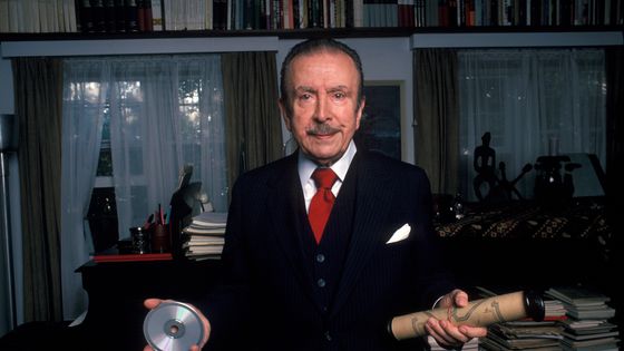 DOUGLASTON, NY - 1982: Chilean pianist Claudio Arrau poses for a photo at his home in Douglaston, New York in 1982. ©Getty - Waring Abbott