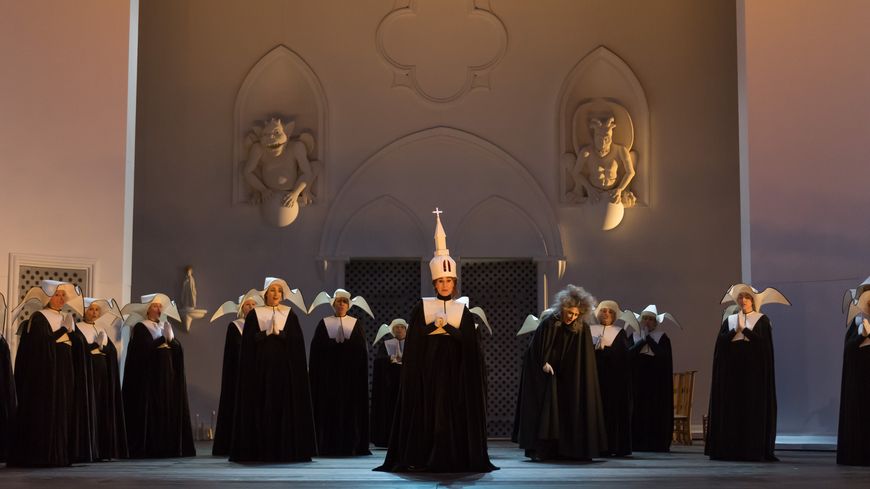 Angèle de Olivarès (Anne-Catherine Gillet) de retour au couvent, en plein doutes ...