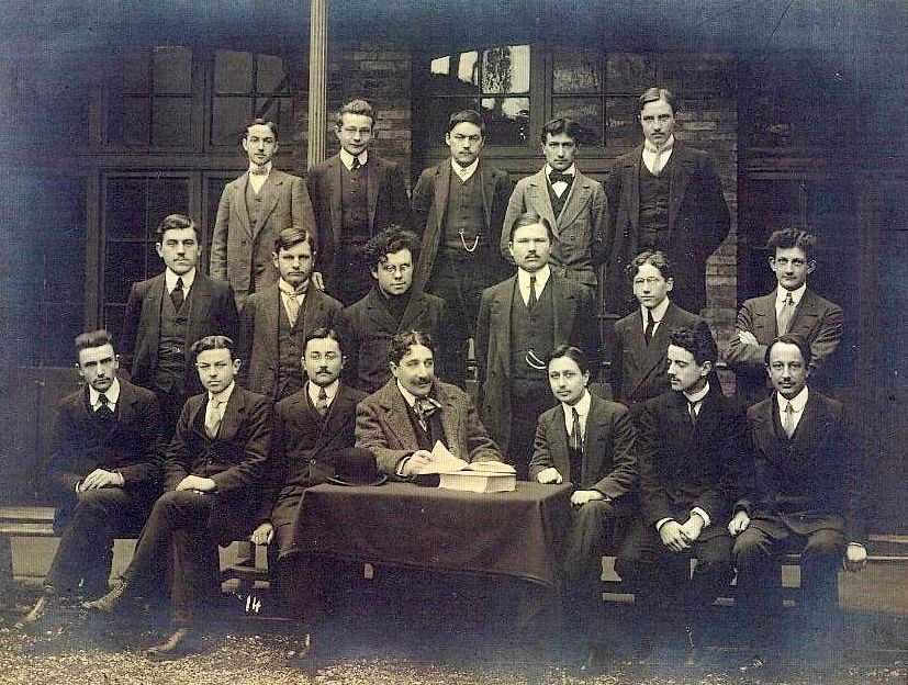 Alain, entouré de ses étudiants du lycée Henri IV, en 1914.