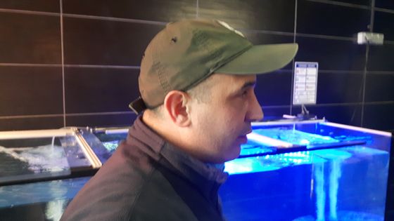 Patrice Fernandez dans sa poissonnerie Ebisu ©Radio France - Emmanuel Moreau