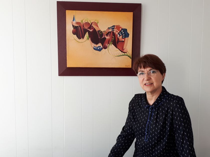 Catherine Arenou, maire divers droites de Chanteloup-les-Vignes devant le tableau de son fils