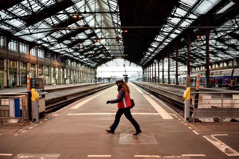 Une employée de la SNCF marche sur un quai vide à la Gare de Lyon, le 2 avril 2018