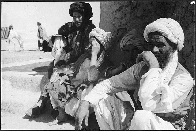 Afghanistan, Bala Murgab : hommes assis devant un mur (1939-1940)