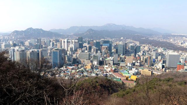 Séoul vue depuis les hauteurs d'une des collines qui dominent la ville : celle où se trouve la Namsan Seoul Tower qui fait office d'antenne radio