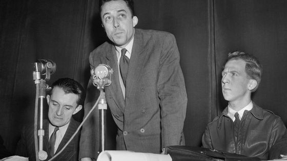 Albert Camus, en 1948, à la salle Pleyel, à Paris ©AFP - AFP