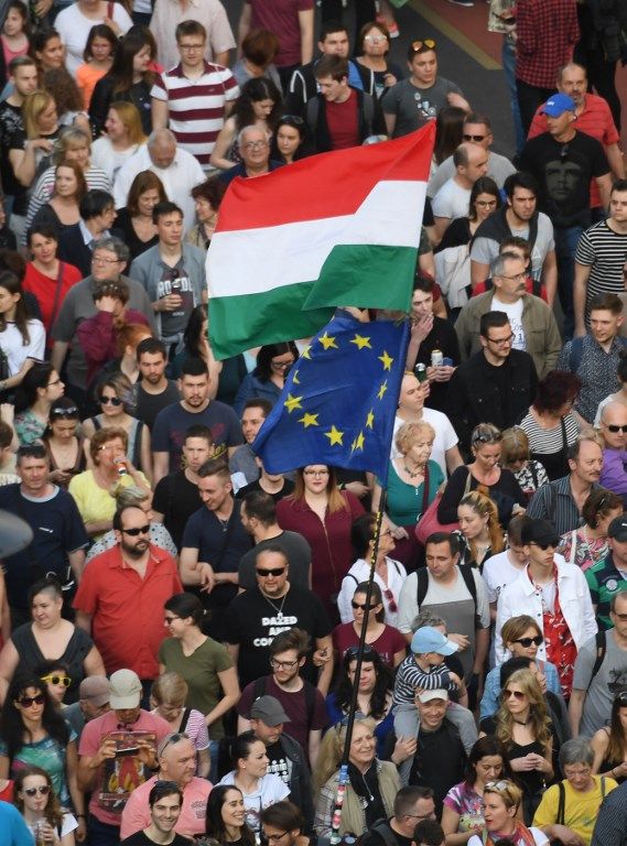 Les drapeaux hongrois et européen dans les rues de Budapest.