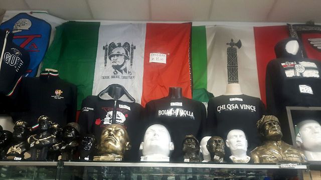 Un magasin de souvenirs à la gloire du fascisme et du Duce