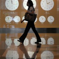 Une femme pressée, à la Bourse de Jakarta, Indonésie, en juin 2012