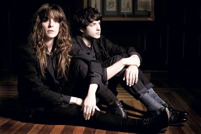 Victoria Legrand (à gauche) et Alex Scally (à droite) de Beach House photographiés lors d'une séance de portrait à Baltimore, Maryland, États-Unis le 12 avril 2012. Victoria Legrand (à gauche) et Alex Scally (à droite) de Beach House photographiés lors d'une séance de portrait à Baltimore, Maryland, États-Unis le 12 avril 2012.