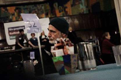 Une personne attendant d'être servie dans un centre d'accueil BSM à Philadelphie, l'une des villes les plus pauvres des Etats-Unis Une personne attendant d'être servie dans un centre d'accueil BSM à Philadelphie, l'une des villes les plus pauvres des Etats-Unis