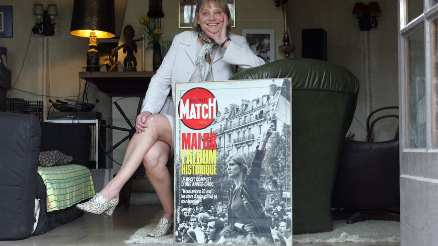 Caroline de Bendern le 21 avril 2008, posant devant le cliché célèbre rebaptisé "La Marianne de 68" par les médias