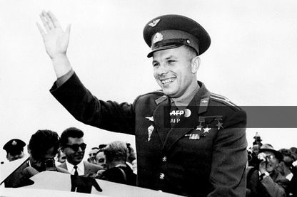 Le premier cosmonaute de l'histoire, le major soviétique Youri Gagarin, salue la foule à son arrivée à Londres, le 11 juillet 1961, lors d'une visite officielle. Le premier cosmonaute de l'histoire, le major soviétique Youri Gagarin, salue la foule à son arrivée à Londres, le 11 juillet 1961, lors d'une visite officielle.