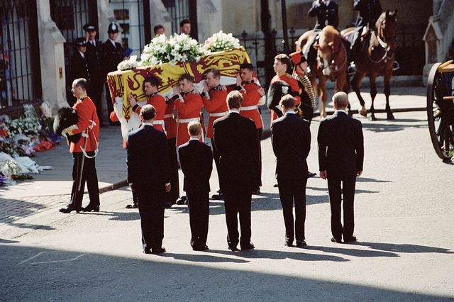 Les funérailles de Diana, princesse de Galles, à l'abbaye de Westminster à Londres, le 6 septembre 1997. De gauche à droite, le prince Charles, le prince Harry, le comte Spencer, le prince William et le duc d'Édimbourg lors de l'arrivée du cercueil.