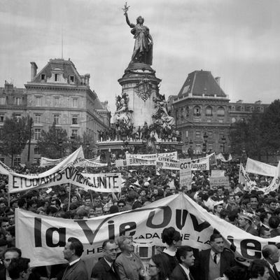 Les manifestants de la CGT se rassemblent sous des banderole de "La Vie ouvrière" et "Etudiants-ouvriers unité" le 13 mai 1968 à Paris au départ du grand défilé unitaire