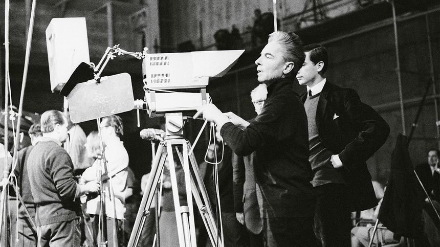 Karajan sur un plateau de télévision en 1965.