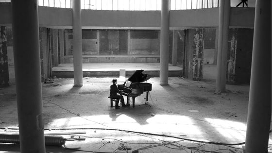 No One Returns 1, performance sonore de Laetitia Badaut-Haussmann au Palais de Tokyo (image intégrale plus bas) - Exposition Dynasty (2010, Palais de Tokyo, Prod. Business of Dreams)