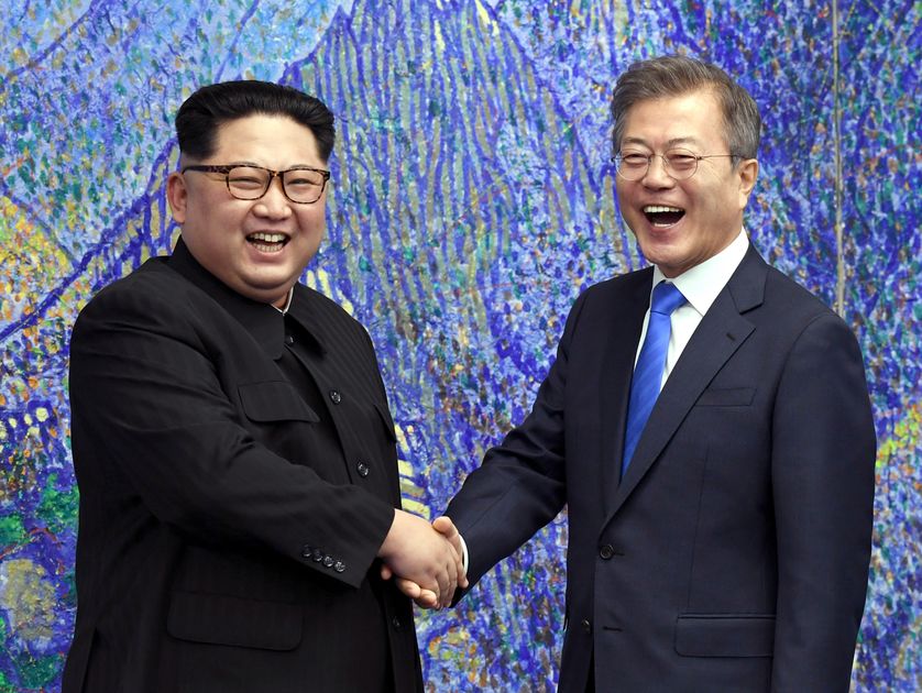 Kim Jong-un et Moon Jae-in ont échangé une longue poignée de main chaleureuse au village de la trêve de Panmunjom