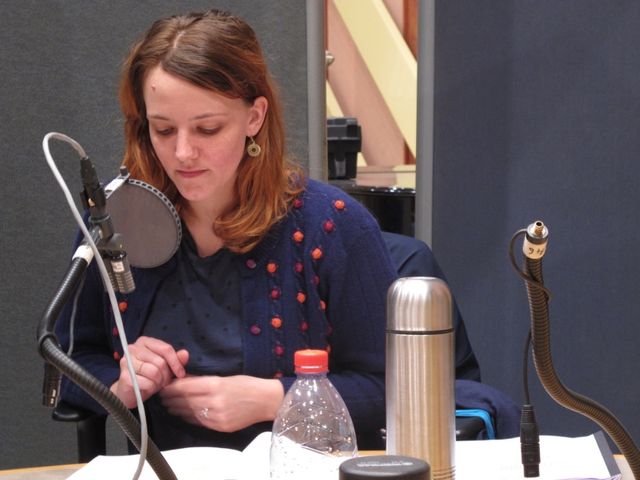 La comédienne Camille Pelicier se prépare à enregistrer la voix de Lisa MacGee, l'une des prostituées victimes du tueur, dans la fiction Jack l'Eventreur, la Contre-Enquête