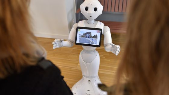 "Pepper", un robot humanoïde qui renseigne les usagers de la SNCF. Mars 2016 ©AFP - LOIC VENANCE