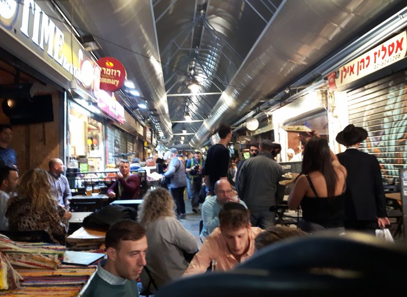 A Jérusalem-Ouest, le marché Mahane Yehuda, connu également comme le "shouk" ("le marché" en hébreu). Il rassemble plus de 250 vendeurs et propose le soir bars et restaurants, avec beaucoup de musique