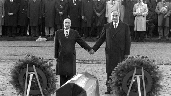 François Mitterand et Helmut Kohl, commémorant, main dans la main, la bataille de Verdun, le 22 Septembre 1984 ©AFP - WOLFGANG EILMES / DPA