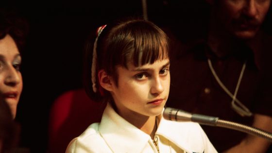 Nadia Comaneci, 14 ans, apparemment décontenancée par l'attention mondiale qui lui a été réservée après son triomphe en gymnastique à Montréal, a déclaré: "Je me sens comme avant, plutôt bien, rien de spécial." ©Getty - Bettmann