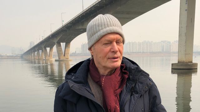 Jean Marie Gustave Le Clézio devant le fleuve Han qui traverse Séoul