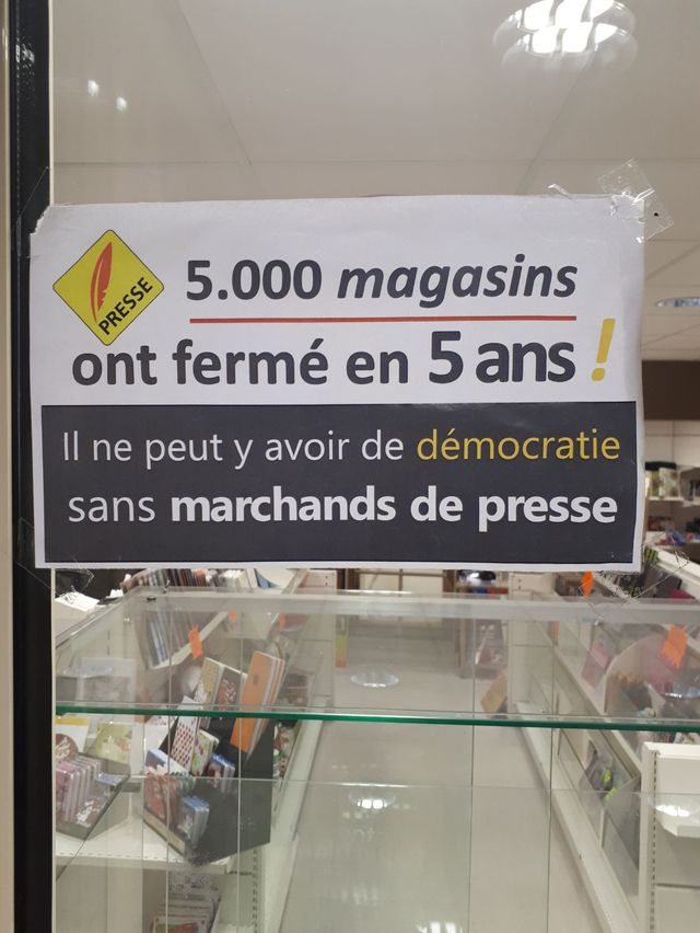 L'une des affiches placardées sur la devanture de la librairie-papeterie de Dorine