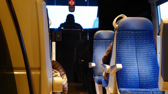 Les trains, neufs, circulent souvent à petite vitesse, sur des réseaux mal entretenus
