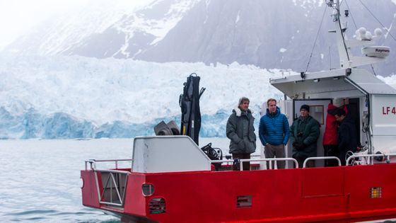 Le Secretaire d'Etat US John Kerry et le Ministre des affaires étrangères novégien Borge Brendeon autour du Blomstrand Glacier impacté par le changement climatique, 16/06, 2016 ©AFP - Evan Vucci / POOL / AFP