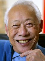 Zao Wou-Ki pose le 06 novembre 2003 dans son atelier à Paris.