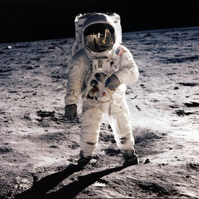 Photographie prise le 20 juillet 1969 de l’astronaute Edwin E. Aldrin Jr. marchant sur la surface de la lune.