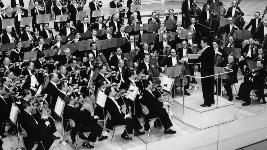 Karajan dirigeant l’Orchestre Philharmonique de Berlin, en 1957.