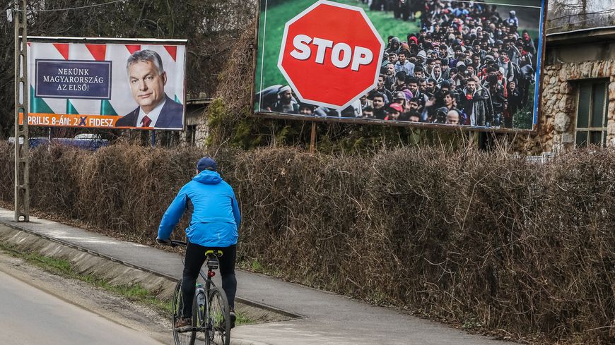 Affiche de campagne de Viktor Orban et poster anti-immigration à Miskolc, en Hongrie