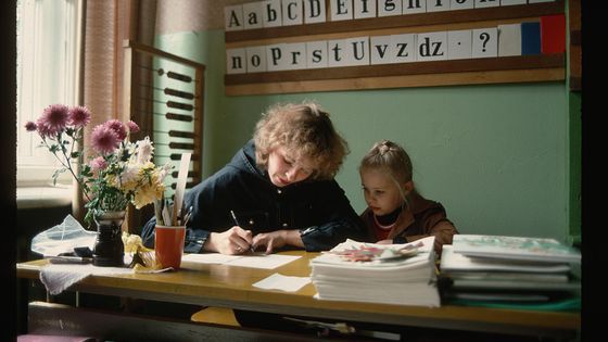 Pour les tenants d’une école de l’instruction, la dimension affective (et parfois même la simple dimension pédagogique) est une menace pour la fonction de transmission du savoir. ©Getty - Peter Turnley