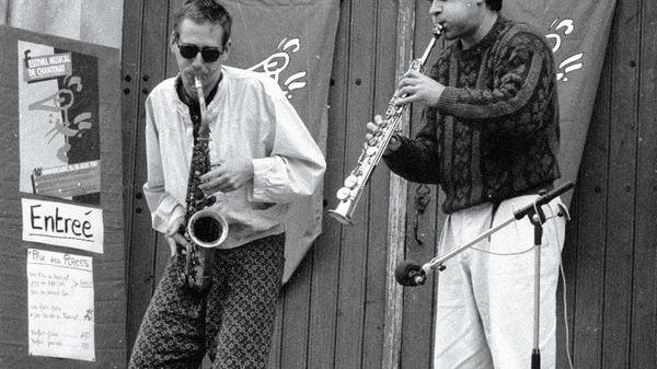 Musiciens sur le porche de l'Eglise de Chantenay Villedieu